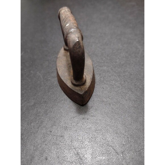 Antique child cast iron sad iron - Picture 6 of 7